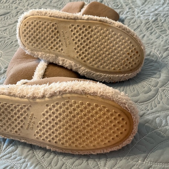 Ladies Like New Boot Slippers. - Picture 3 of 3